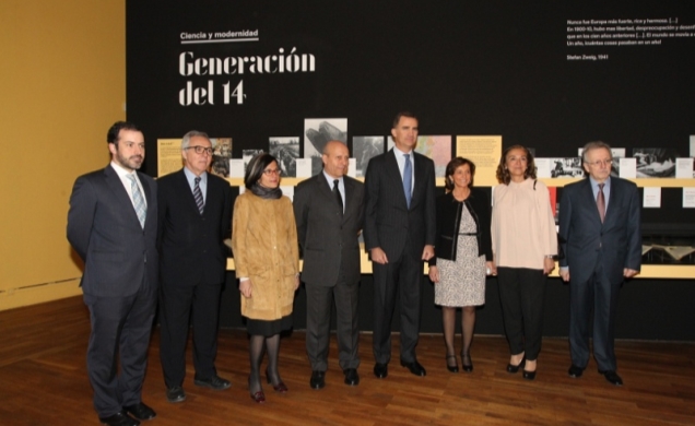 El Príncipe de Asturias acompañado por las autoridades asistentes al acto y los comisarios de la exposición